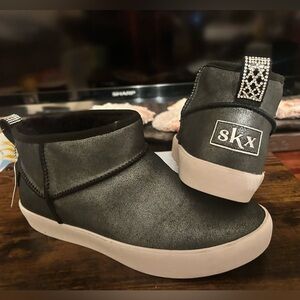 NWT Sketchers SKX Silvery Black Ankle Boots Size 8 Real Lamb Fur Memory Foam
